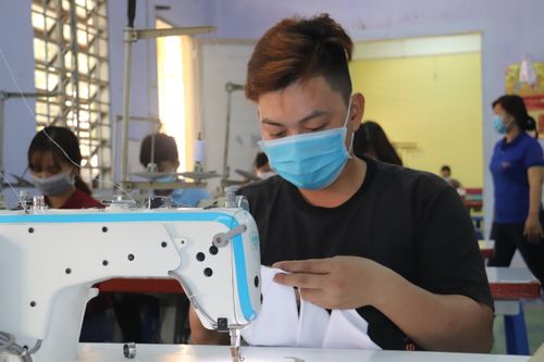 Sinh viên Cần Thơ may 10.000 khẩu trang tặng người khó khăn giữa dịch Covid-19