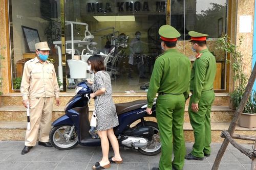 Công an Hà Nội vận động hàng quán đóng cửa phòng dịch Covid-19