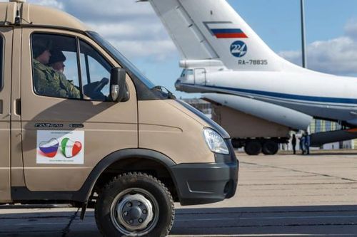Người Italy bật quốc ca Nga cảm ơn vì hỗ trợ chống dịch Covid-19