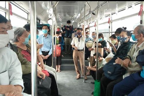 Ngày đầu cắt giảm 80% số lượt chuyến buýt: Nhiều xe đông khách