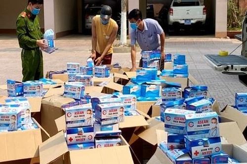 Bắt giữ hai xe ô tô chở 50.000 khẩu trang y tế không rõ nguồn gốc