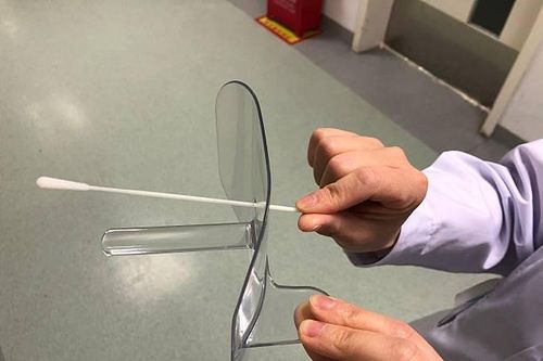 Phát minh tấm chắn làm giảm nguy cơ lây nhiễm SARS-CoV-2 cho bác sĩ