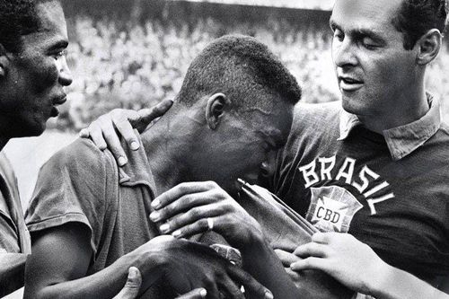 Cái chết ám ảnh của người bạn vua bóng đá Pelé
