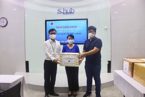 Tặng sách 'Hệ miễn dịch' cho thành phố Đà Nẵng