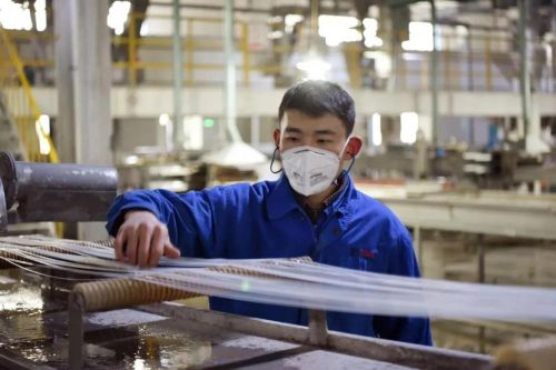 Tài sản của doanh nhân TQ tăng 2 tỷ USD nhờ sản xuất vải khẩu trang