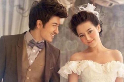 Địch Lệ Nhiệt Ba làm mẫu ảnh cưới thời đại học