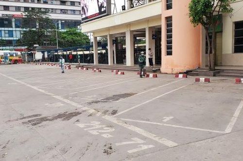 Chống dịch Covid-19: Hà Nội ngày đầu tiên vắng bóng xe buýt
