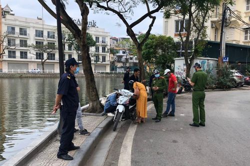 Quận Ba Đình: Xử phạt 3 trường hợp không đeo khẩu trang tại phường Trúc Bạch
