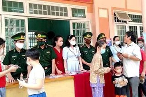 Biên phòng Cửa khẩu cảng Đà Nẵng tuyên truyền, hỗ trợ phòng, chống dịch Covid-19