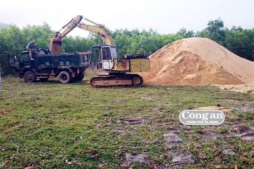 Quản lý lỏng lẻo, hàng chục bãi tập kết cát 'lậu' ngang nhiên tồn tại