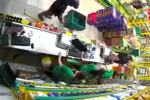 Sài Gòn: Cướp cầm súng xông vào Bách Hóa Xanh