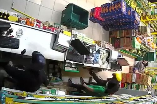 TP HCM: Hai thanh niên cầm vũ khí cướp cửa hàng Bách hóa xanh