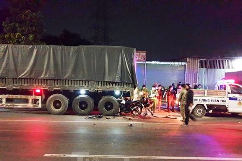 Lao xe máy vào đuôi xe container, hai thanh niên tử vong
