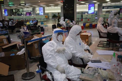 Sinh viên ngành Y nơi tuyến đầu phòng chống dịch: Ăn tranh thủ, ngủ khẩn trương