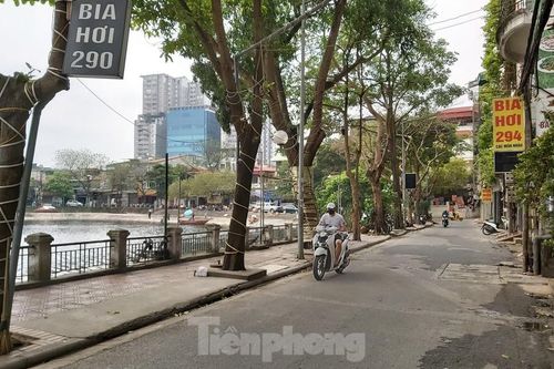 Đóng cửa quán bia tràn vỉa hè, đông đúc giữa dịch COVID-19 ở Hà Nội