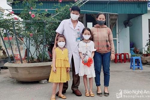 Hai bé gái dùng tiền tiết kiệm trong 5 năm ủng hộ phòng chống COVID-19
