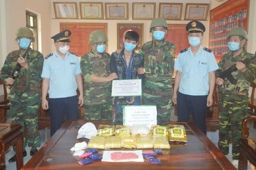 9X đi xe máy vận chuyển 5kg ma túy cùng 30.000 viên ma túy tổng hợp