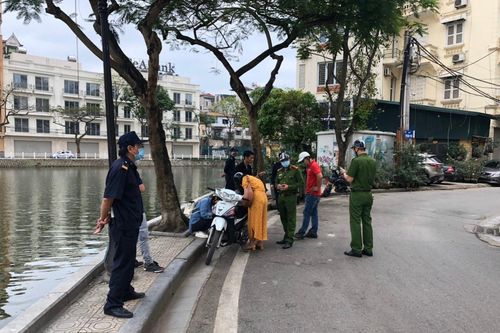 Hà Nội: Thêm nhiều trường hợp bị xử phạt vì không đeo khẩu trang