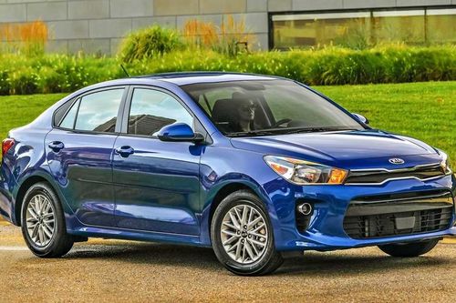 Top 10 mẫu xe tiết kiệm nhiên liệu nhất năm 2020