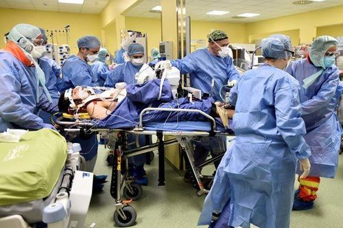 Italia trải qua ngày thảm họa, Chính phủ Anh điêu đứng vì Covid-19