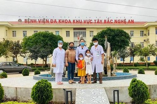 2 chị em gái 'đập lợn' ủng hộ tiền chống dịch Covid-19