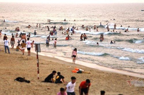 Nghìn người Quảng Nam tập trung tắm biển bất chấp lệnh cấm tụ tập