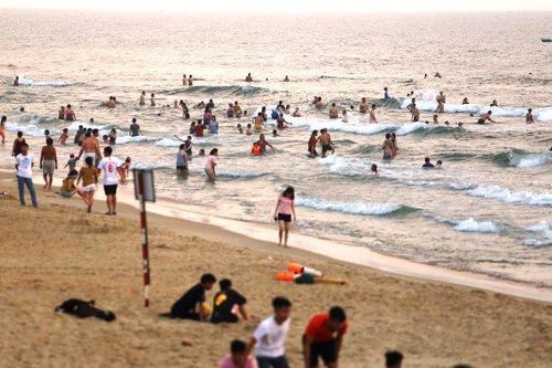 Nghìn người tắm biển, Quảng Nam lệnh dừng gấp