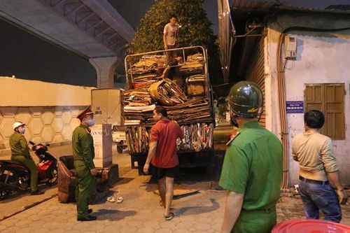 Hà Nội trước giờ đóng cửa các cơ sở kinh doanh để chống dịch COVID-19