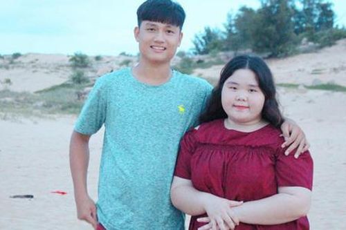 Chuyện tình 'gà bông' của 'đôi đũa lệch' gây 'sốt' mạng xã hội