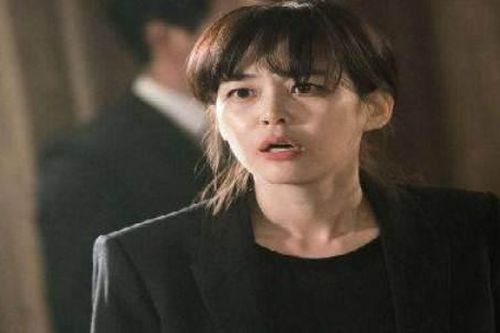 Nửa đêm nghe hàng xóm thất thanh kêu cứu, vợ chạy sang để rồi 'chết đứng' khi nhìn thấy chồng đang ôm quần áo che thân