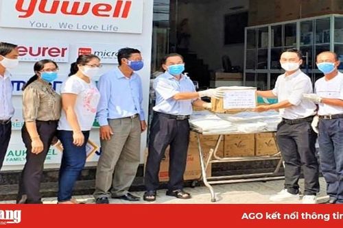 Ban Chỉ đạo Phòng, chống dịch bệnh Covid-19 TP. Châu Đốc tiếp nhận găng tay, đồ bảo hộ do nhà hảo tâm tặng