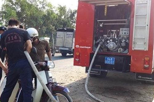 Công an Vĩnh Long điều xe chữa cháy cấp nước sạch cho người dân vùng hạn mặn