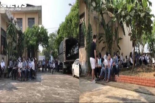 Bất chấp lệnh cấm, hàng trăm người tụ tập đấu giá đất giữa dịch Covid-19