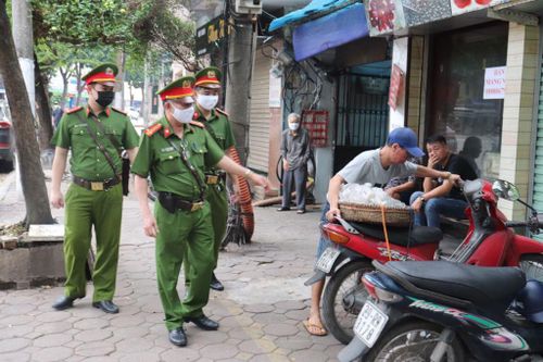 Đa số chấp hành, song còn tình trạng 'nửa đóng, nửa mở' để bán hàng