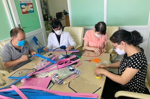 Cán bộ Bệnh viện Chợ Rẫy tự làm tấm chắn ngăn giọt bắn tặng đồng nghiệp