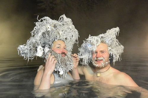 Hàng trăm người thi đóng băng tóc ở Canada