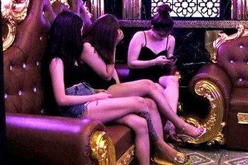 Quán karaoke ở Hải Phòng lại điều 8 'chân dài' hát với khách