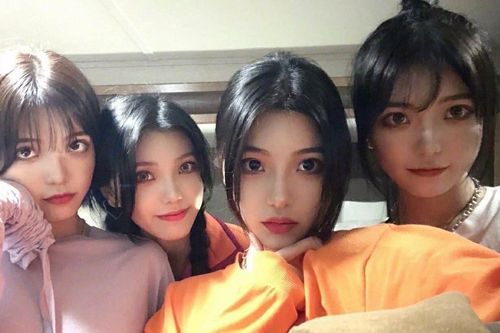 Chị em sinh tư bị chỉ trích thậm tệ vì coi thường Lisa