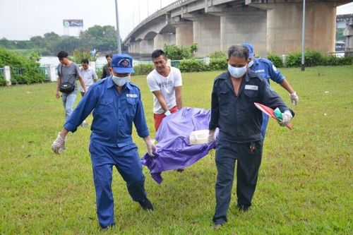 Thi thể nữ giới mặc đồ phật tử nổi trên sông Sài Gòn