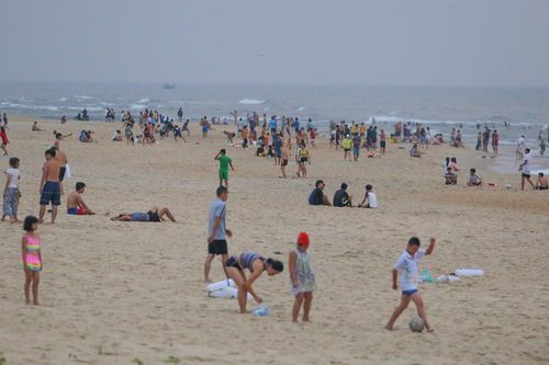 Lập chốt ngăn người dân tắm biển phòng dịch Covid-19