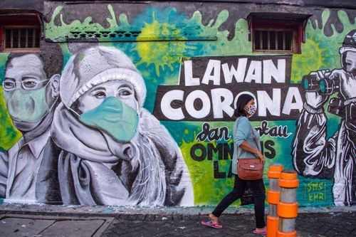 Đồ bảo hộ đã dùng hay áo mưa - lựa chọn của bác sĩ Indonesia mùa dịch