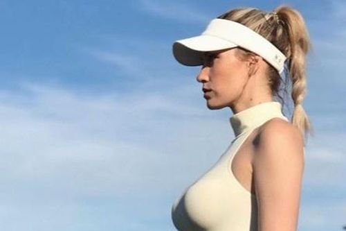Nữ golf thủ bị kỳ thị vì thích mặc áo ba lỗ