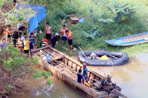Tìm thấy thi thể người mẹ nhảy cầu tự tử trước mặt 2 con gái