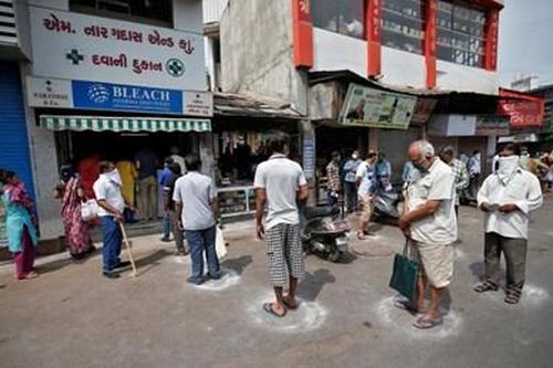 Người dân các nước thực hiện 'giãn cách xã hội' ra sao?