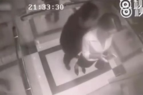 Bị sàm sỡ trong thang máy, người phụ nữ có hành động gây choáng váng