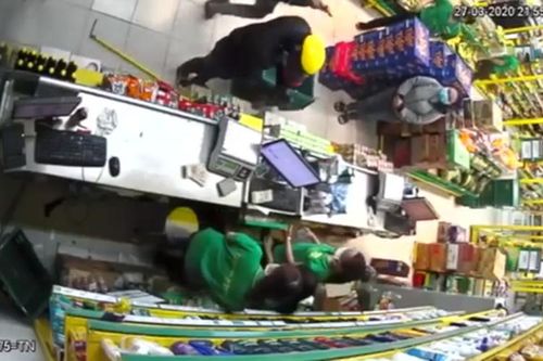 Hai thanh niên dùng súng cướp Bách Hóa Xanh giữa Sài Gòn