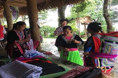 Cùng em xuống chợ Sin Suối Hồ