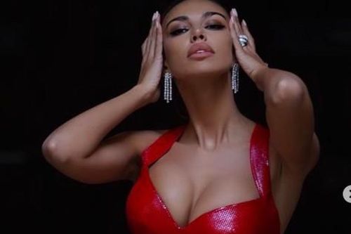 Vẻ đàn bà quyến rũ của Madalina Ghenea khiến cánh mày râu mê mẩn
