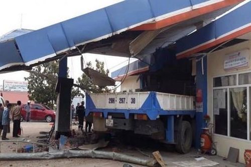 Nhiều người bị thương khi xe tải va xe máy rồi lao vào cây xăng
