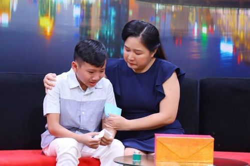 Ốc Thanh Vân xấu hổ vì cãi nhau với chồng nhiều lần trước mặt con